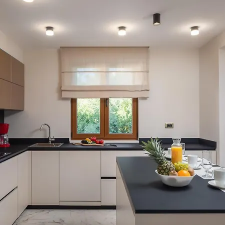 Villa Beachfront Armeria With Pool Kaštela