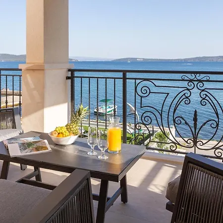 Villa Beachfront Armeria With Pool Kaštela