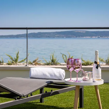 Beachfront Armeria With Pool * Kaštela