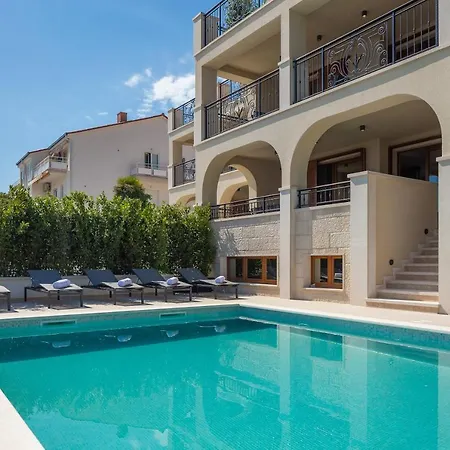 Beachfront Armeria With Pool * Kaštela