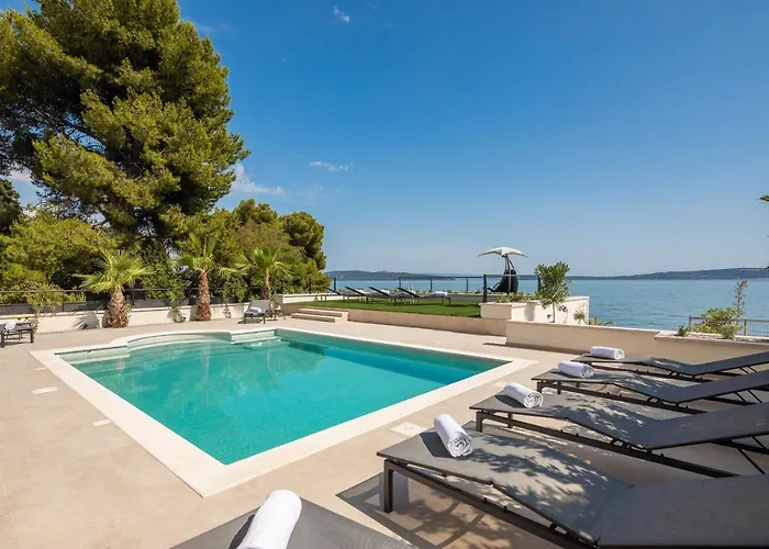Beachfront Armeria With Pool Kaštela