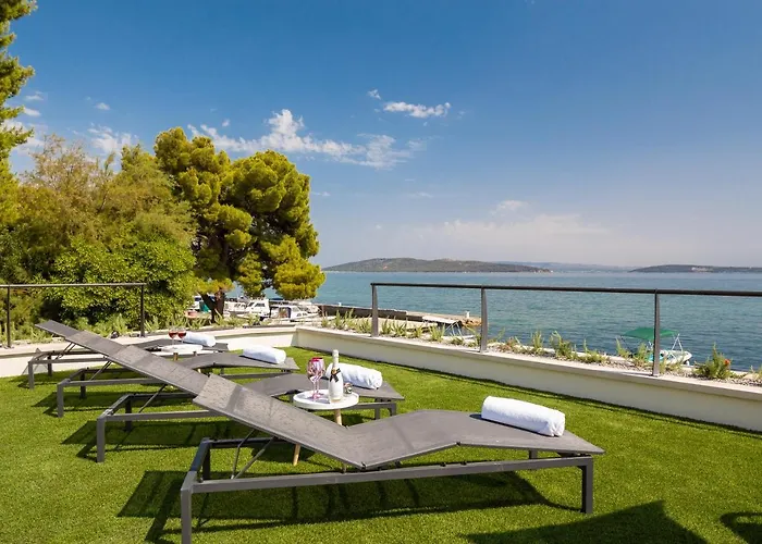 Beachfront Armeria With Pool וילה