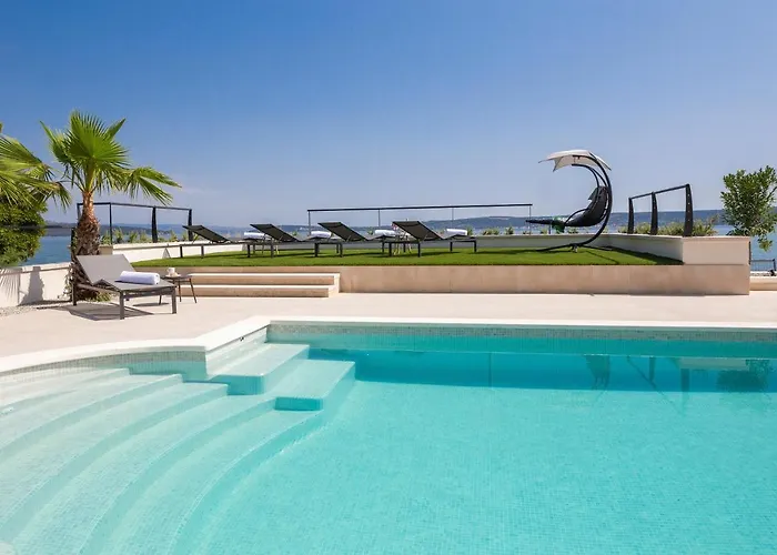 Beachfront Armeria With Pool וילה