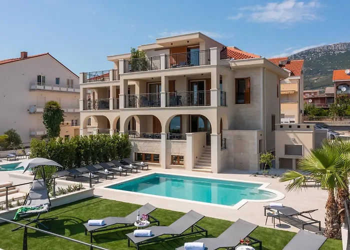 Beachfront Armeria With Pool וילה Kaštela