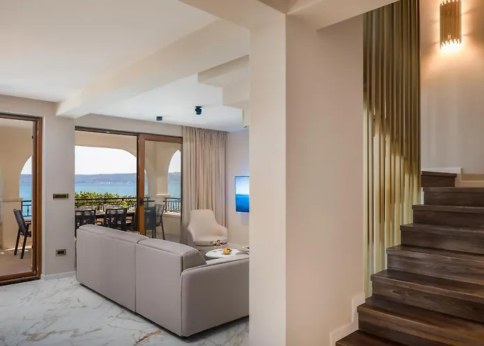 Beachfront Armeria With Pool וילה *