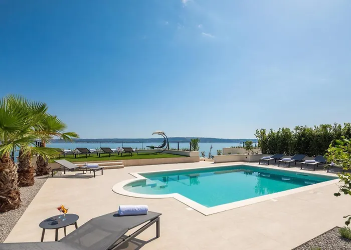Beachfront Armeria With Pool וילה