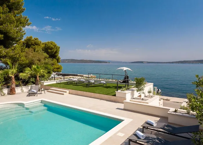 Beachfront Armeria With Pool וילה *