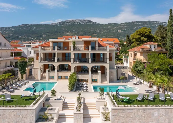 Beachfront Armeria With Pool * Kaštela