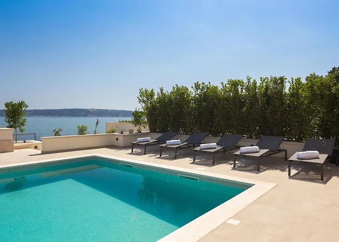 Beachfront Armeria With Pool * Kaštela