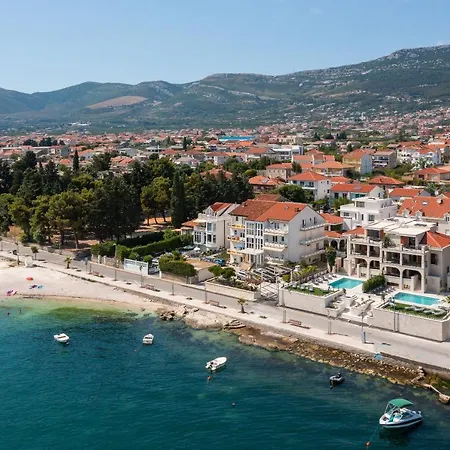 Beachfront Armeria With Pool * Kaštela