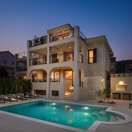 Villa Beachfront Armeria With Pool