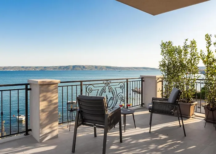 Vila Beachfront Armeria With Pool
